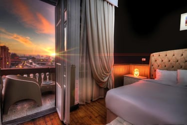 Tahrir Plaza Suites stands out due to its ideal placement, mere steps from the Egyptian Museum.