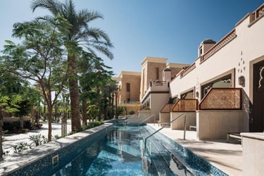 Al Kasr offers unique swim-up suites that allow couples to enjoy a more intimate escape. 