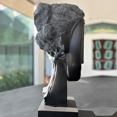 l'Arbre Modi 8, sculpture en marbre noir golzine par le sculpteur Herrel