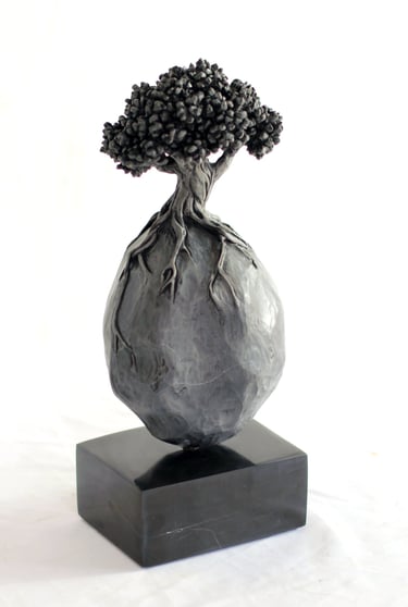Graine 25, sculpture en marbre noir golzine par le sculpteur Herrel