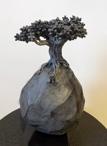 Graine 27, sculpture en marbre noir golzine par le sculpteur Herrel