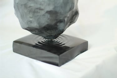 Graine 29, sculpture en marbre noir golzine par le sculpteur Herrel