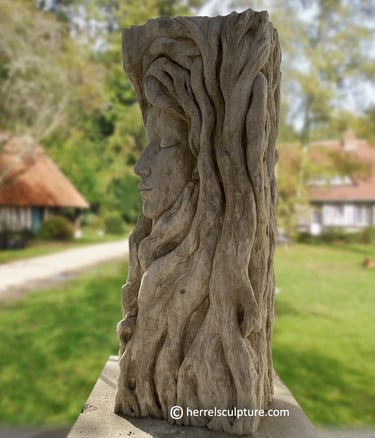 "De coté", sculpture en pierre d'estaillade par le sculpteur Herrel
