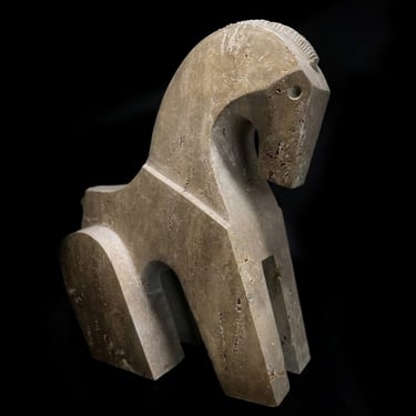 "Troie", sculpture d'un cheval en travertin par le sculpteur Herrel