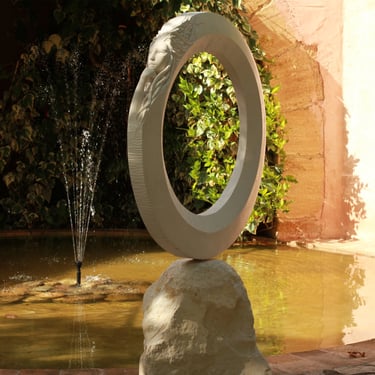 "Vacuité", sculpture en marbre de tavel par le sculpteur Herrel