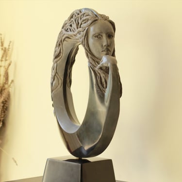 Vacuité noire, sculpture en marbre noir golzine par le sculpteur Herrel