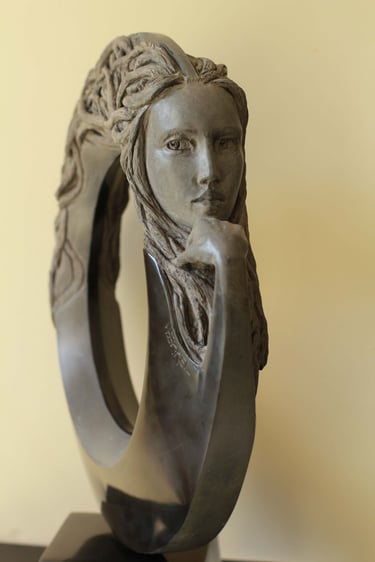 Vacuité noire, sculpture en marbre noir golzine par le sculpteur Herrel
