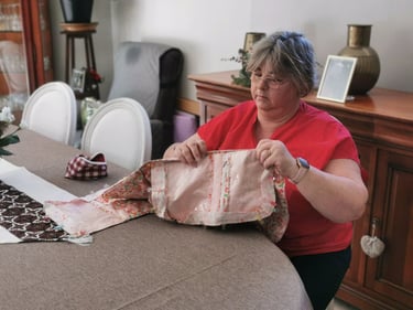 Dominique, la créatrice en train de coudre un sac à langer nomade