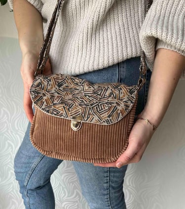 Sac besace à bandoulière en velours côtelé marron, confectionné à la main, avec un rabat à motifs