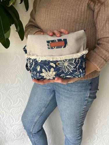Trousse de toilette en tissu faite main, ornée d'un imprimé floral bleu et de franges