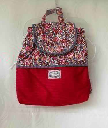 Sac à dos à cordon en velours côtelé rouge, confectionné à la main, doté d'un rabat en tissu liberty