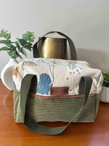  Trousse de toilette faite main à motif dinosaures, avec un fond en velours côtelé vert..