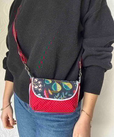 Sac-ceinture à bandoulière fait main, orné d'un motif floral et de pois blancs sur fond rouge