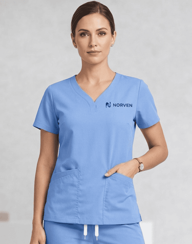 Un profesional de la salud vistiendo un uniforme médico azul claro con el logotipo de Norven.