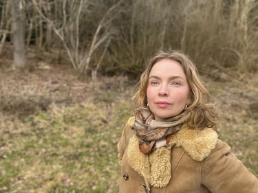 Aut. Psychologist Nikoline Sveningsen standing in forest, with visions in her eyes
