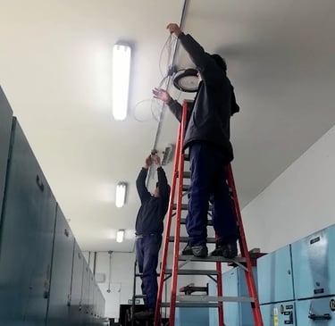 tecnico electrico realizando instalacion de media tension en planta industrial 