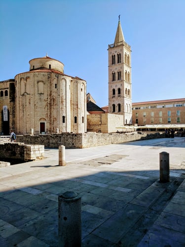 Pogled na povijesnu jezgru Zadra i crkvu sv. Donata u blizini koje se nalaze luksuzni stanovi