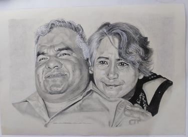 Retrato realista a grafito y carboncillo de pareja de adultos sonrientes, escala de grises