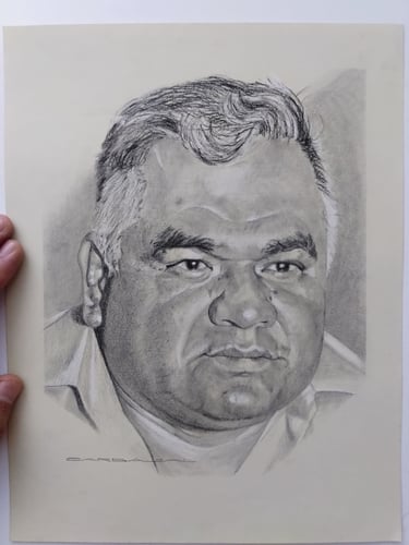 Retrato realista a grafito y carboncillo de hombre maduro con mirada seria, escala de grises