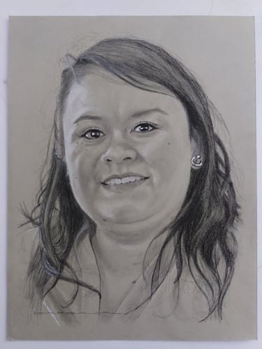 Retrato realista a grafito y carboncillo de mujer joven sonriente con cabello suelto y aretes, papel kraft