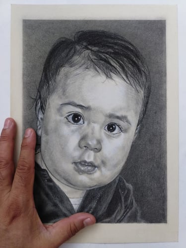 Retrato realista a carboncillo de bebé con ojos grandes y expresión curiosa, escala de grises