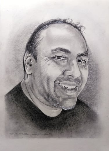 Retrato realista a carboncillo de hombre adulto semicalvo con sonrisa amplia, escala de grises