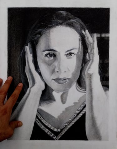 Retrato realista a carboncillo de mujer con manos enmarcando el rostro, mirada directa escala de grises