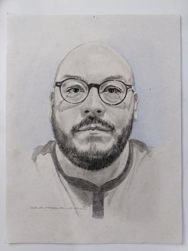 Retrato realista a grafito y carboncillo de hombre calvo con barba y lentes redondos, escala de grises