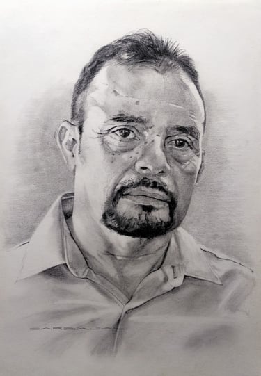 Retrato realista a grafito y carboncillo de hombre maduro con barba y mirada intensa, escala de grises