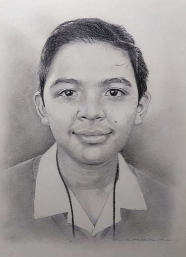 Retrato realista a grafito y carboncillo de niño con uniforme escolar y sonrisa, escala de grises