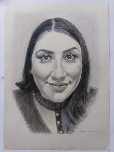 Retrato realista a grafito de mujer joven con cabello negro suelto y sonrisa sutil, escala de grises