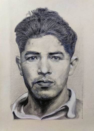 Retrato realista a grafito de hombre joven con mirada intensa y barba incipiente, cartulina