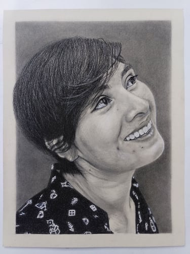 Retrato realista a carboncillo de mujer con cabello corto y sonrisa amplia, escala de grises