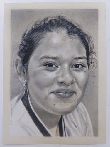 Retrato realista a carboncillo de mujer joven sonriente con cabello recogido, escala de grises