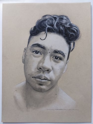 Retrato realista a grafito de hombre joven con cabello rizado, dibujo sobre papel kraft