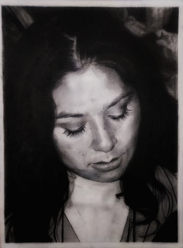 Retrato realista a carboncillo de mujer con ojos cerrados y expresión introspectiva, en escala de grises