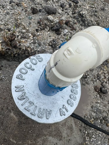 acabamento de um poço artesiano com a marca artzian poços artesianos