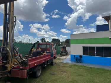caminhão artzian poços artesianos realizando perfuração em serviço em curitiba e região