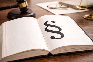 Offenes Buch mit Paragraph-Symbol auf Seite