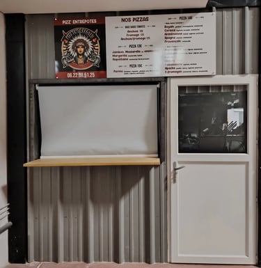Bannière du corner PIZZ’ENTREPOTES : pizzas artisanales servies dans le food court du garage vintage