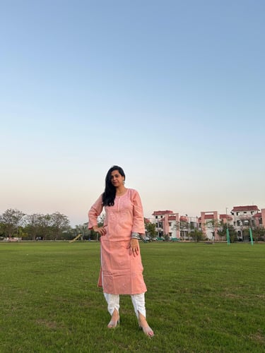 woman wearing lucknowi chikankari kurti 