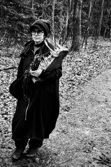 Stuttgarter Künstlerin Petja Siebenstein mit Naturmaterialien im Wald.