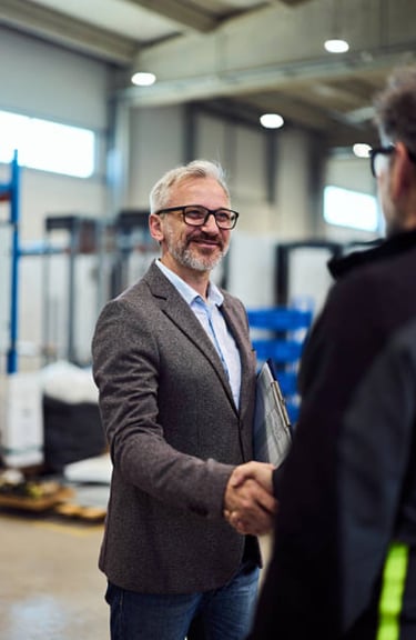 Dirigeant serrant la main d’un partenaire illustrant la préparation de la retraite