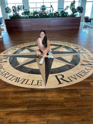 Ana Berges agente de viajes sentada en el lobby del hotel Margaritaville Riviera Maya