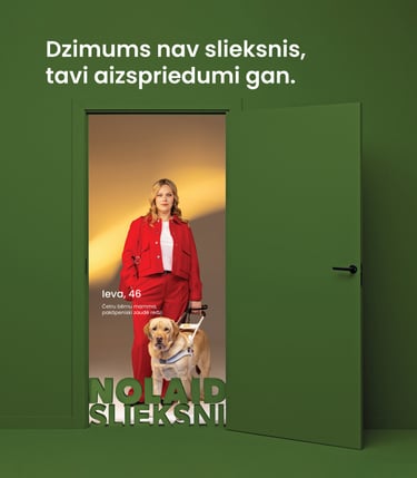 Sieviete ar suni pavadoni atvērtās durvīs. Teksts: Dzimums nav slieksnis, tavi aizspriedumi gan.