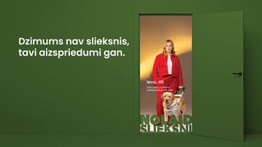 Sieviete ar suni pavadoni atvērtās durvīs. Teksts: Dzimums nav slieksnis, tavi aizspriedumi gan.