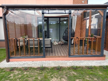 Skaidrūs tentai terasai Kretingoje prie medinės terasos