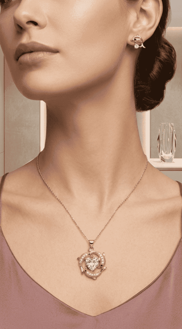 Elegante mujer luciendo un collar con colgante de delfín en oro rosa y pendientes de botón a juego.
