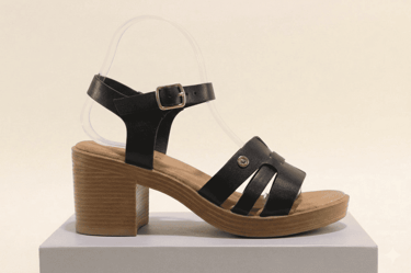 Elegantes sandalias de cuero negro con tacón de bloque, una correa ajustable en el tobillo y suela.