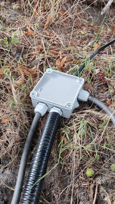 Installation einer Gartenbeleuchtung mit wasserfesten (vergossenen) Abzweigdosen